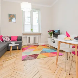 Delightful New Town Square Apartamento